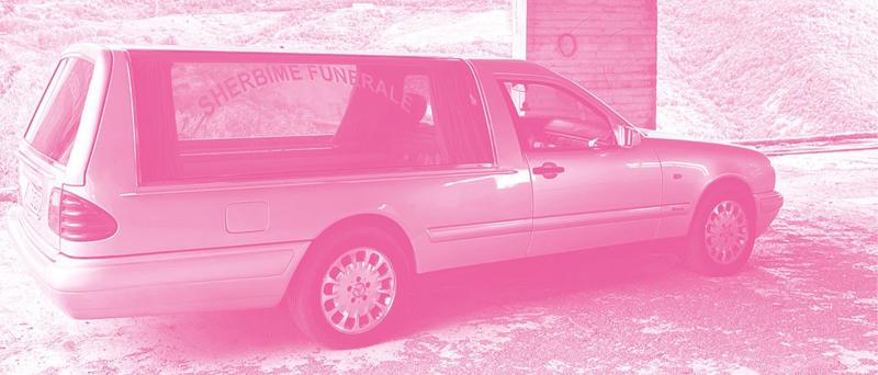 Das Foto eines Leichenwagens. Das Foto ist Pink eingefärbt.
