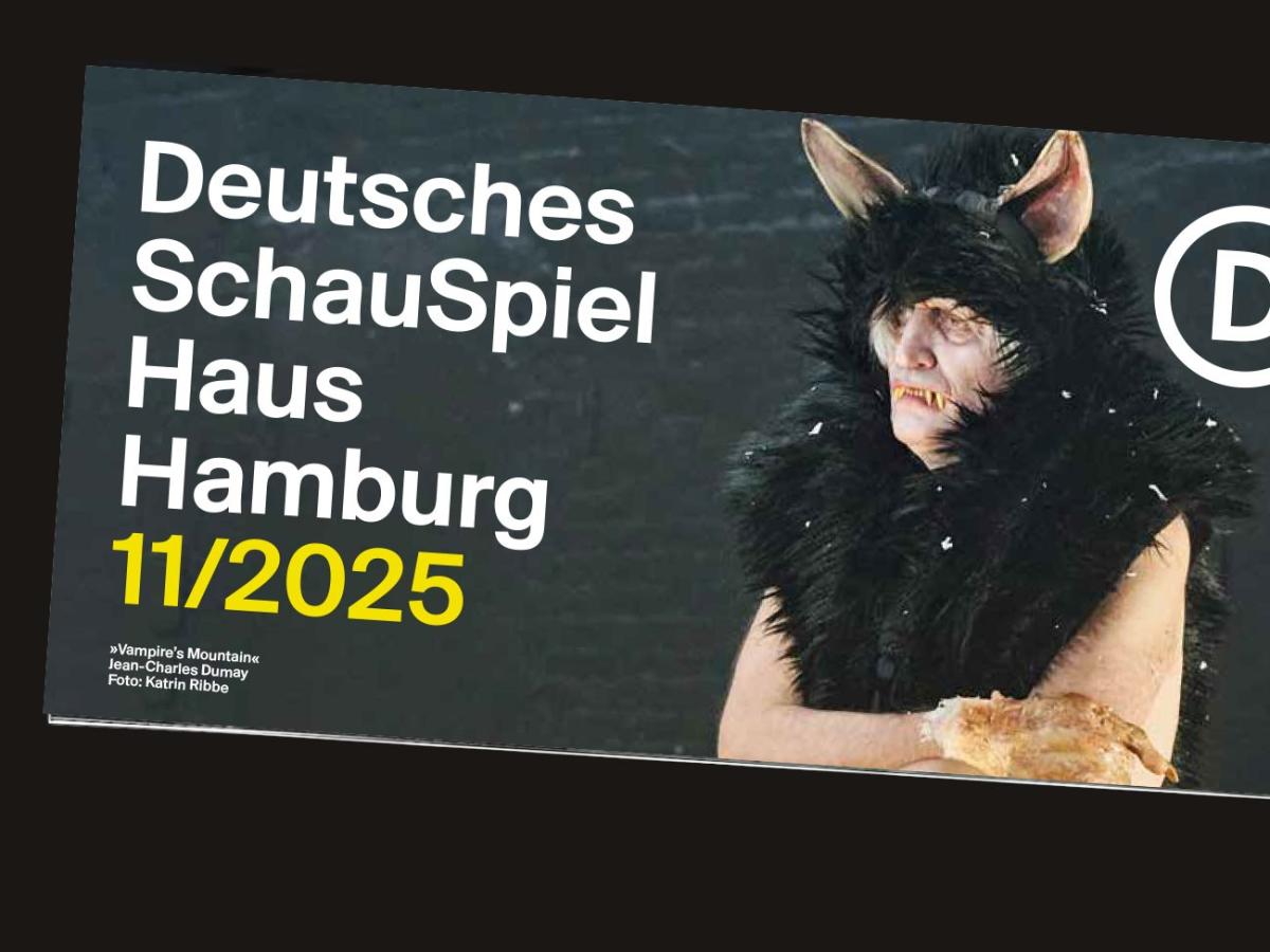 Das Cover des Leporellos für den Monat November 2025. Der Schriftzug "Deutsches Schauspielhaus Hamburg - 11/2025". Darunter liegt ein Foto der Inszenierung "Vampire's Mountain". Eine Person hat eine schwarze Fellweste mit Kapuze an. An den Händen trägt sie große Handschuhe, die wie Tier-Pranken aussehen. Sie trägt ein Vampir-Gebiss mit spitzen Zähnen und große Feldermaus-artige Ohren.